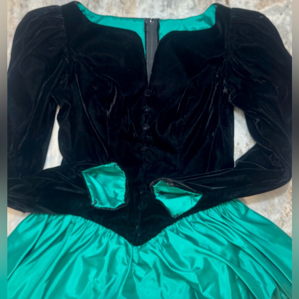 💚🖤 Velvet / Taffeta Vintage Ball Gown
